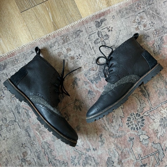 TOMS Men's Black Leather Wingtip Lace Up Brogue Boots with Vibram Soles - Picture 3 of 11